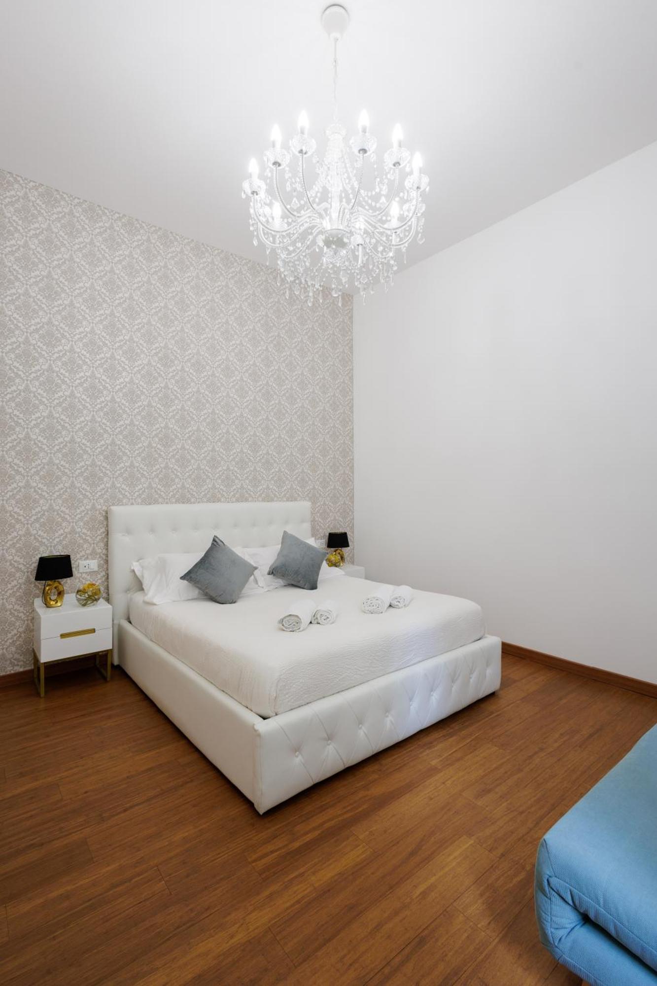 Lux With Parking Apartment *