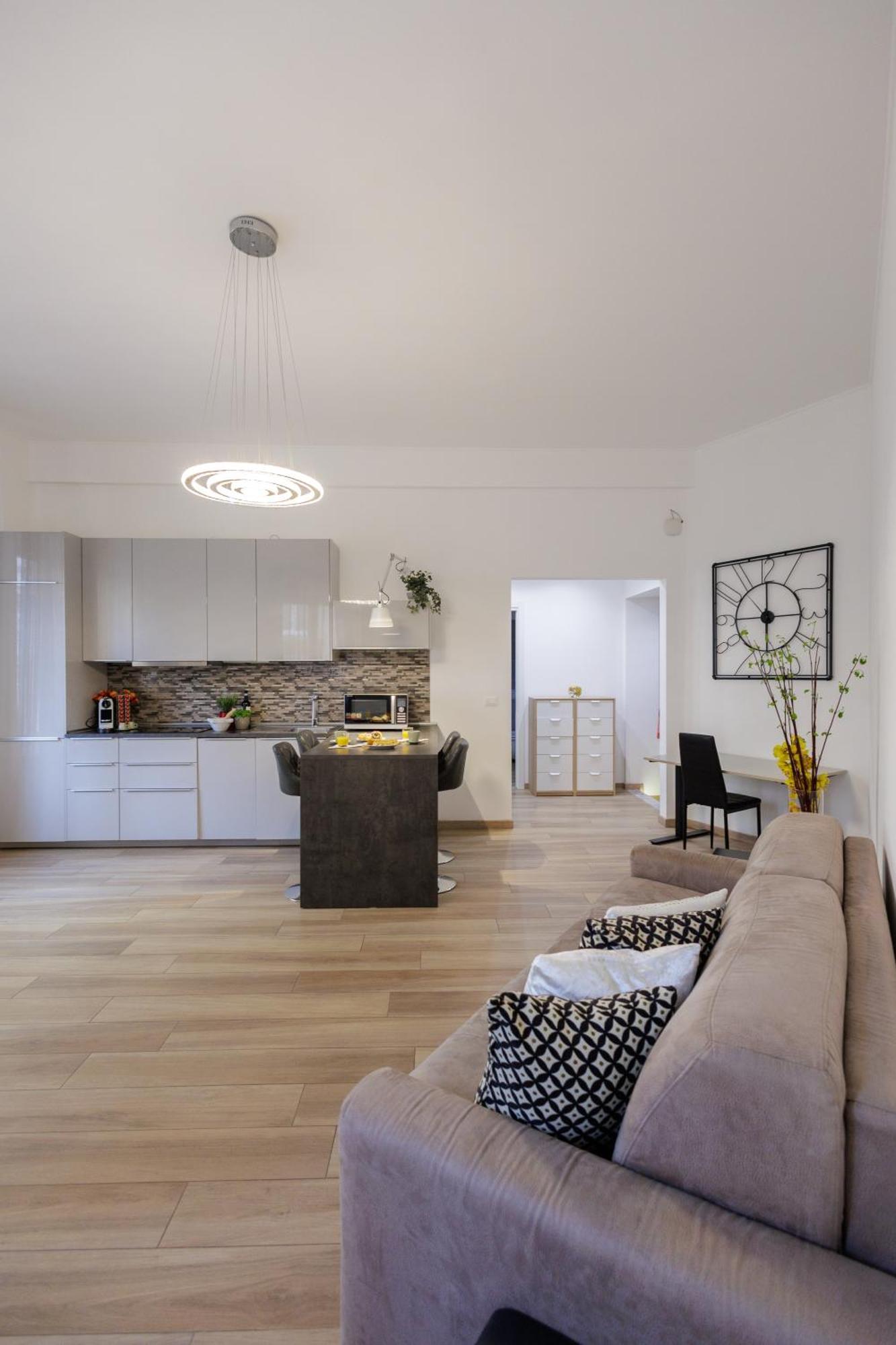 Lux With Parking Apartment