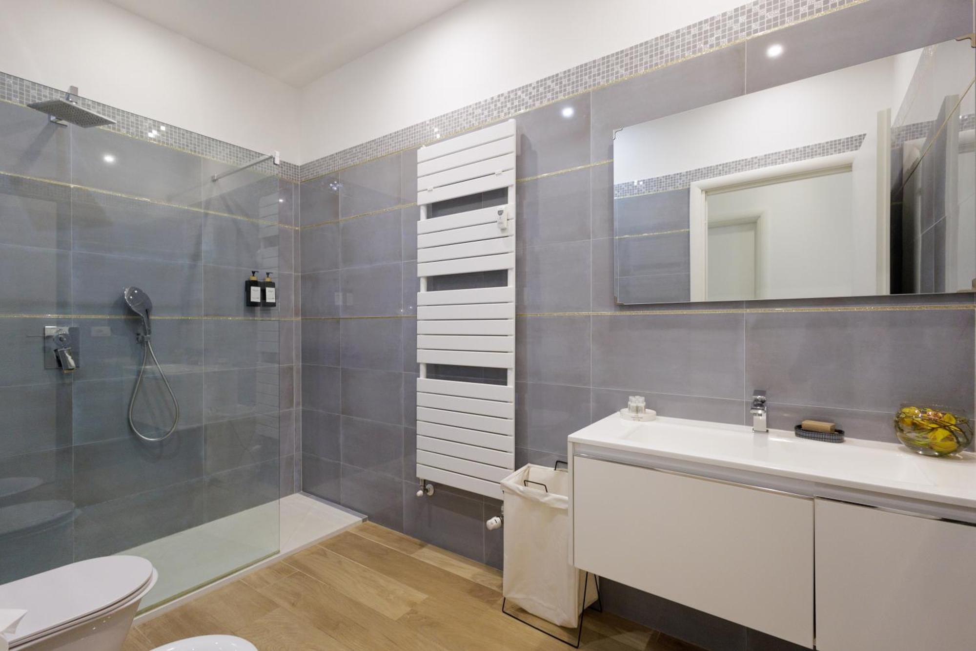 Lux With Parking Apartment *